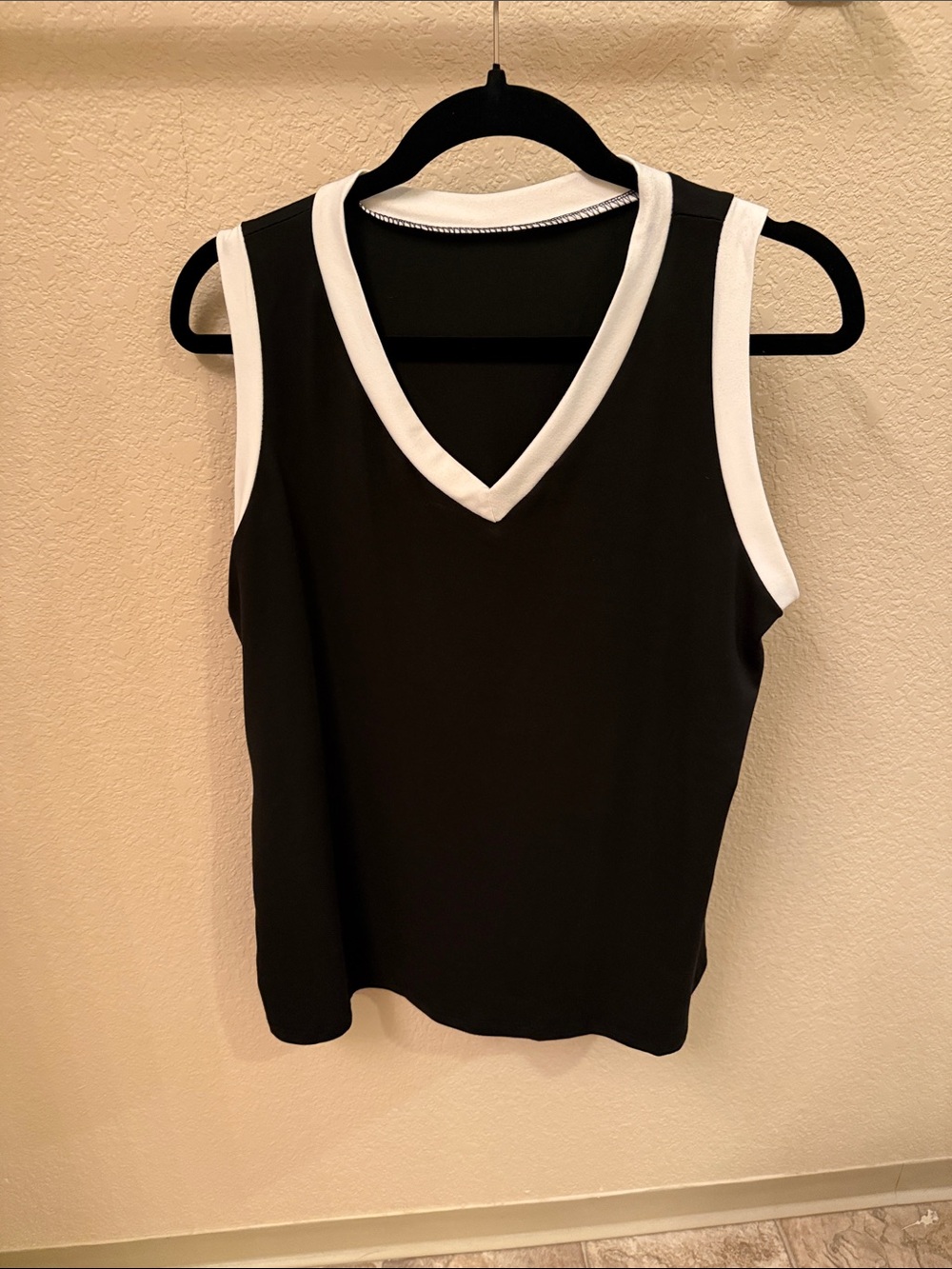 Sleeveless V-Neck Contrast Trim Tank Top - Black & White